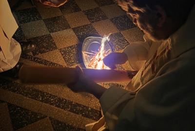 zapalování velikonoční svíce u Apolináře v Praze